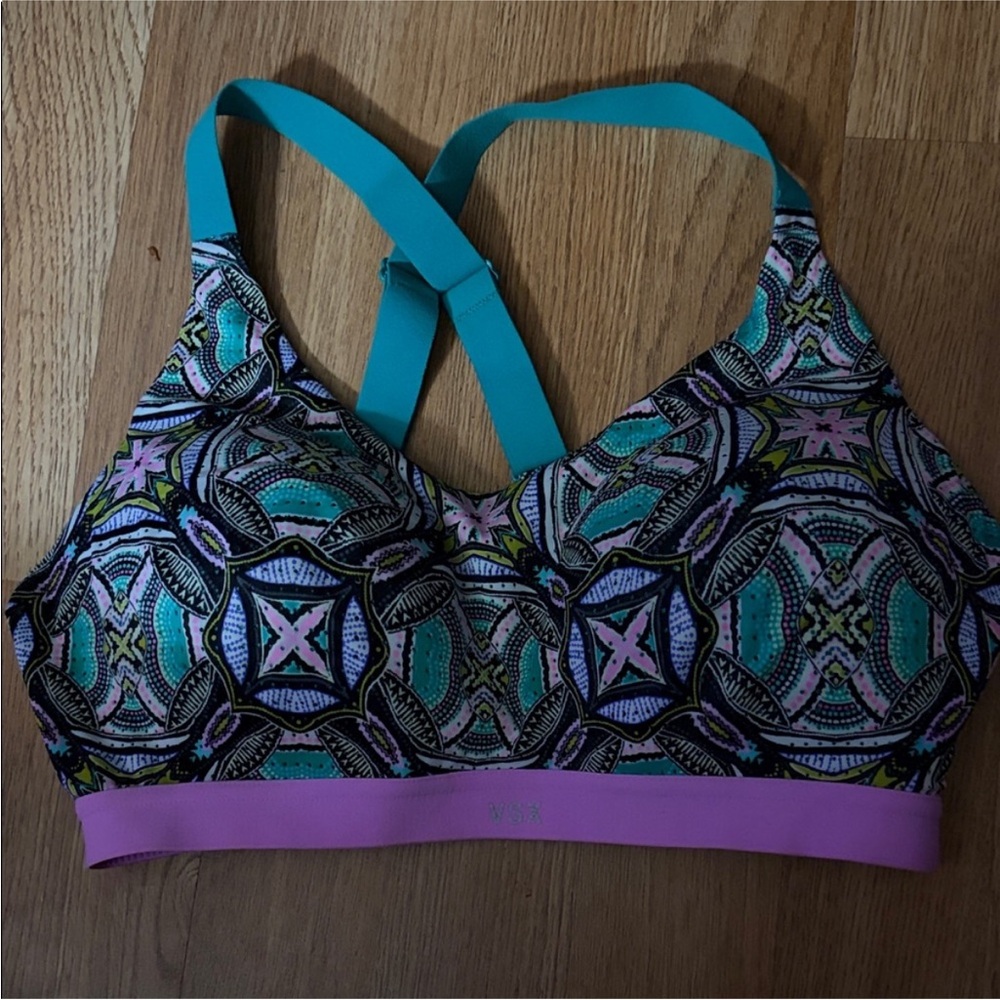 🩵 Victoria’s Secret VSX Sport Bra | 34D 💜 Mandala Print Crisscross Straps | EUC